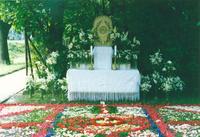 Az
első oltár, ami a plébános úr vezetésével készült